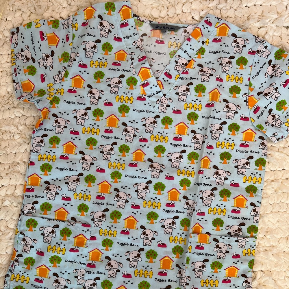 Wear for Care Scrub Top Sz M